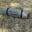 BIVVY BAG - ΣΚΗΝΗ SKYLINE ΧΑΚΙ 16005 alpin Η Skyline της Alpintec είναι μια αδιάβροχη bivvy bag 920 gr με αδιαβροχοποιηση 5000/8000 και υλικό 40D που την κάνει κορυφαία στην κατηγορία. Η σκηνή είναι πολύ σταθερή σε ισχυρούς ανέμους και ζυγίζει λιγότερο από 1 κιλό. Εμπνευσμένο από τα στρατιωτικού τύπου bivouacs, ο σχεδιασμός του σταυρωτών μπανέλων είναι καλοσχεδιασμένος. Με δύο μπανέλες ανεξάρτητες και γρήγορες στο στήσιμο. Η σκηνή είναι πολύ σταθερή σε ισχυρούς ανέμους και ζυγίζει λιγότερο από 1 κιλό. Ο θόλος γύρω από το κεφάλι και τους ώμους κάνει τον Skyline ένα πολύ άνετο bivvy bag. Ο θόλος και η αυξημένες διαστάσεις της Skyline σας επιτρέπουν άνετη αναπνοή και κίνηση ενώ παρέχει προστασία από τα στοιχεία της φύσης. Η είσοδος διαθέτει κουνουπιέρα, η οποία μπορεί να τυλιχτεί όταν δεν χρησιμοποιείται και πλευρικό φερμουάρ μήκους 3/4 για εύκολη πρόσβαση. Υπάρχει επίσης ένας αεραγωγός καλυμμένος με πλέγμα πίσω από την περιοχή της κεφαλής για βελτιωμένη κυκλοφορία αέρα. Η απόδοση του Skyline σε υγρό καιρό είναι κοντά σε εκείνη μιας κανονικής σκηνής, καθώς ο θόλος βελτιώνει την απορροή του νερού. Το ανθεκτικό νάιλον 40D & 70D είναι πιο ανθεκτικό από το υλικό που χρησιμοποιείται συνήθως σε εξαιρετικά ελαφριές σκηνές σακιδίων, ώστε να γνωρίζετε ότι δεν θα σας απογοητεύσει.
