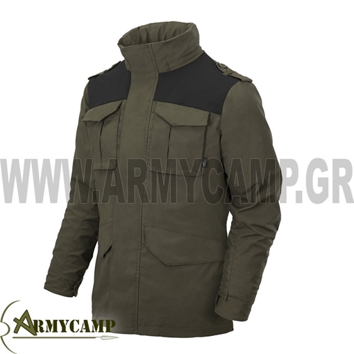 Το τζάκετ Covert M65 είναι ένα μοντέρνο μπουφάν πεδίου βασισμένο στο εμβληματικό μοτίβο M65. Θα είναι ιδανικό για μυστικές επιχειρήσεις όταν η διακριτικότητα και οι αντισυμβατικές μέθοδοι εργασίας είναι σημαντικές. Εξοπλισμένο με λειτουργικές εξωτερικές τσέπες, σας επιτρέπει να μεταφέρετε εύκολα αντικείμενα απαραίτητα για την αποστολή και την αυτοάμυνα. Χάρη στη χρήση ενός ανθεκτικού υφάσματος DuraCanvas®, θα είναι επίσης μια εξαιρετική επιλογή για καθημερινή χρήση, ειδικά την περίοδο του φθινοπώρου και του χειμώνα, όταν θα προστατεύει τον χρήστη από την ελαφριά βροχή και τον άνεμο. Μια μοναδική πατέντα που χρησιμοποιείται στο μπουφάν M65 είναι μια τσέπη που μπορεί να αποσπαστεί και να χρησιμοποιηθεί ως ξεχωριστό τσαντάκι μέσης για έγγραφα ή τηλέφωνο. Στο εσωτερικό, συμμετρικά στην αριστερή και τη δεξιά πλευρά, υπάρχουν τσέπες για γεμιστήρες. Οι δύο εξωτερικές τσέπες στα πλάγια μπορούν να χρησιμεύσουν ως αυτοσχέδιες θήκες. Αυτό το κλασικό στρατιωτικό μπουφάν έχει ενισχυθεί επιπλέον σε σημεία που είναι εκτεθειμένα σε ζημιές και είναι εξοπλισμένο με κουκούλα κρυμμένη στο γιακά. Το μπροστινό μέρος κλείνει με ισχυρά καναδικά κουμπιά και ένα φερμουάρ "αποσπώμενο" που επιτρέπει το άμεσο ξεκούμπωμα του μπουφάν για άμεση πρόσβαση στον κρυφό οπλισμό σας.